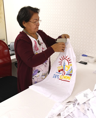 弊社の値札取り付け作業の様子