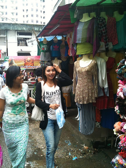 ヤンゴン外国語大学の学生